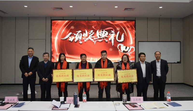 集團(tuán)公司領(lǐng)導(dǎo)為鋼結(jié)構(gòu)公司優(yōu)秀供應(yīng)商頒獎(jiǎng)并合影留念.jpg